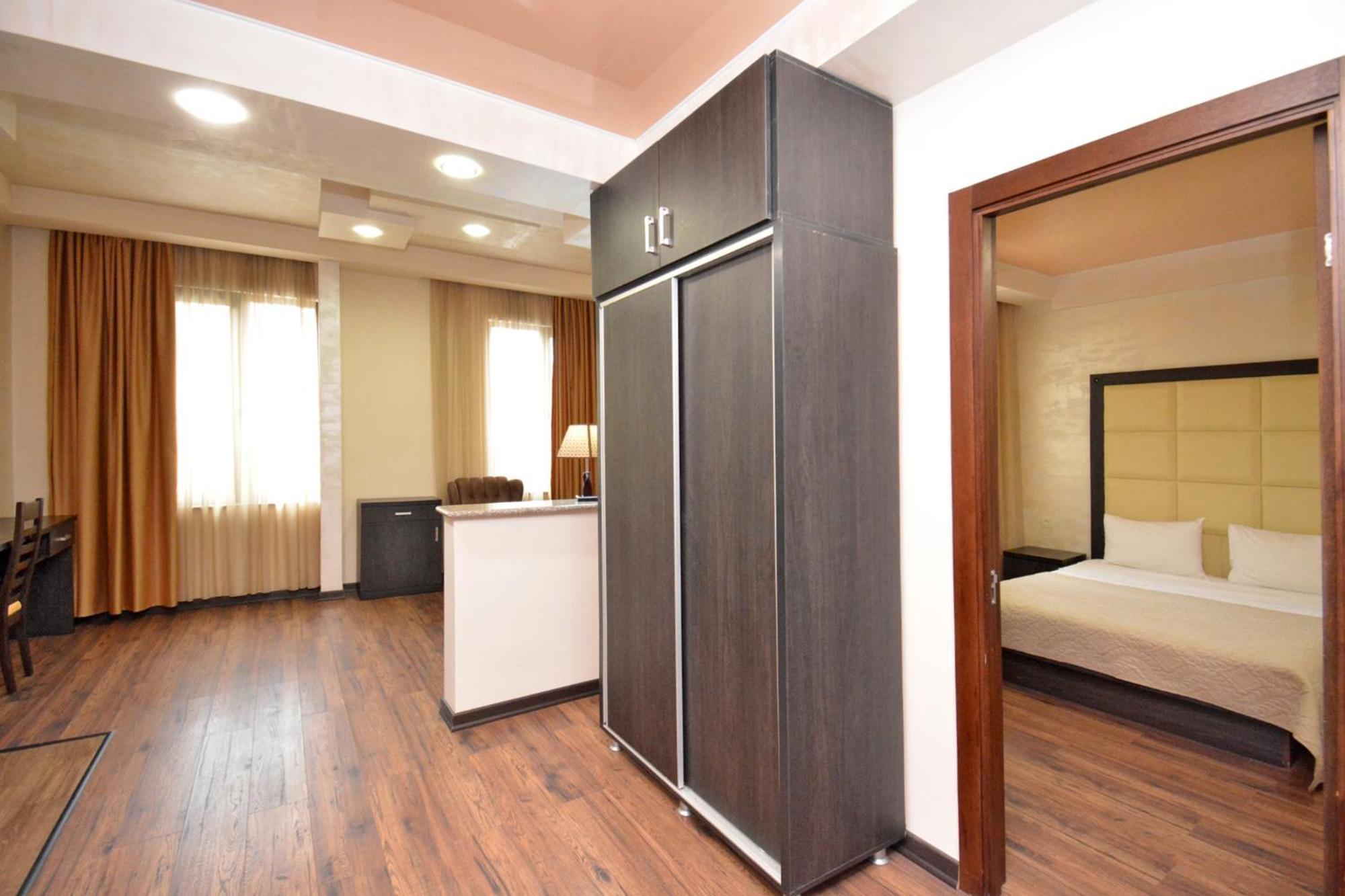 Hotel Partiez 耶烈万 外观 照片
