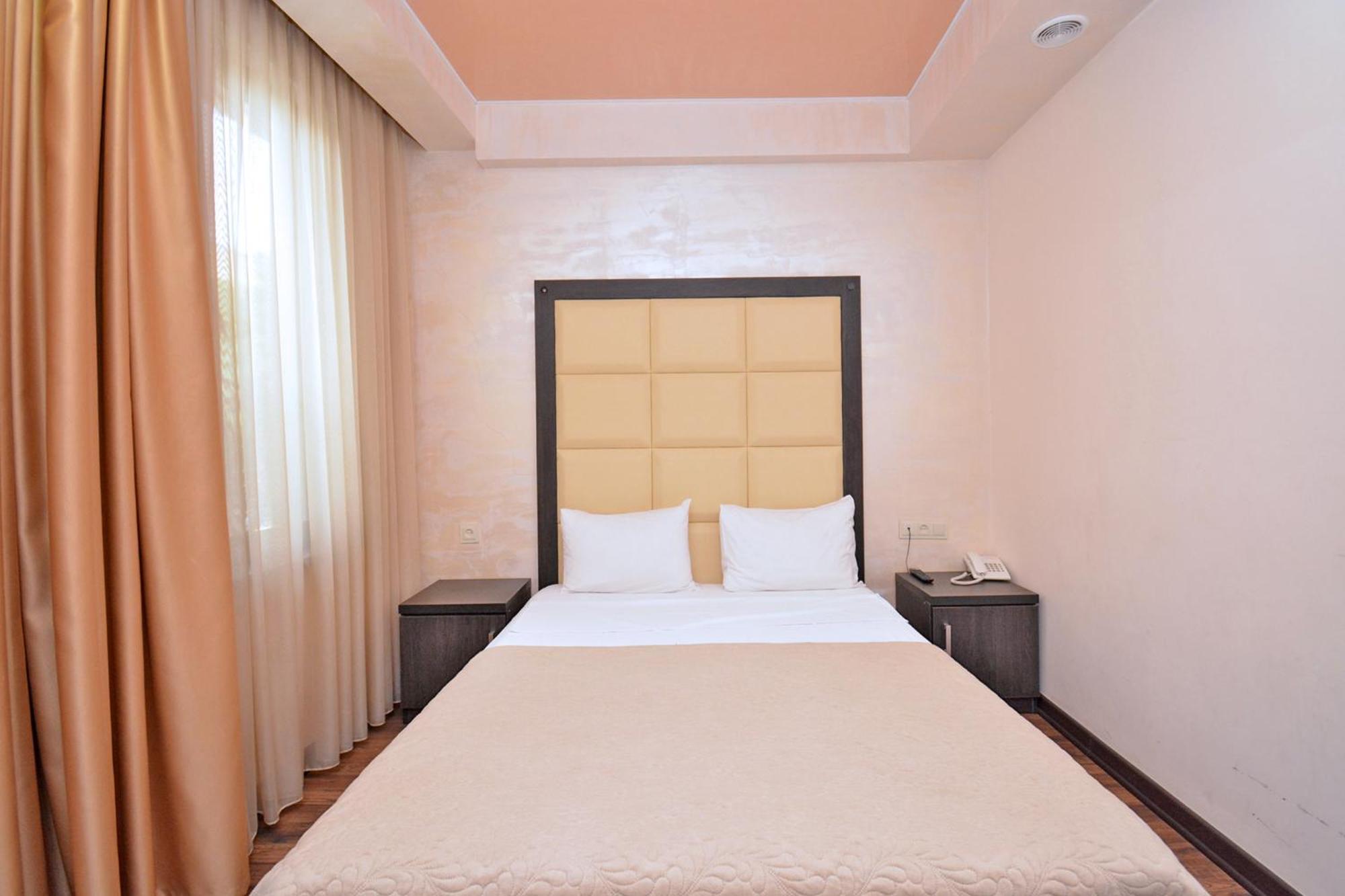 Hotel Partiez 耶烈万 外观 照片