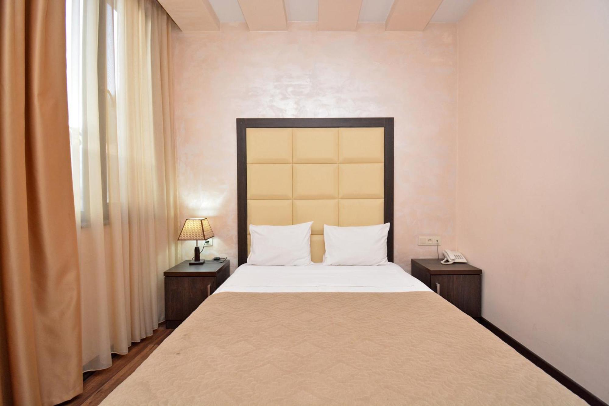 Hotel Partiez 耶烈万 外观 照片