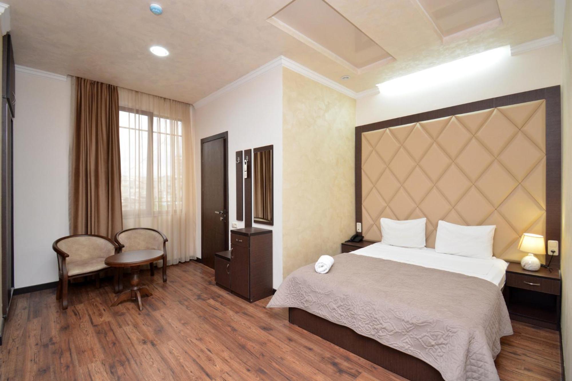 Hotel Partiez 耶烈万 外观 照片